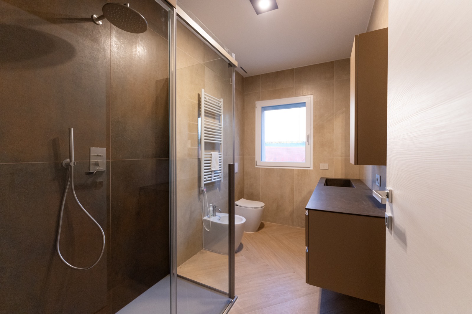 Bagno padronale con rivestimenti in gres